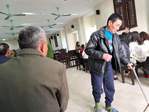 Xử 3 cựu công an Thái Bình dùng nhục hình: Người thân nạn nhân bỏ đi, tòa vẫn tuyên án- Ảnh 2. Nhiều người thân của bị hại Bích bỏ ra về sau khi nghe xong nội dung cáo trạng truy tố các bị cáo - Ảnh: KHÁNH LINH