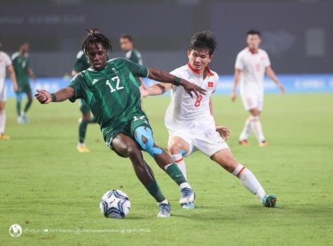 Bóng đá Việt Nam năm 2023: Thành công nhiều hơn thất bại- Ảnh 4. Đội tuyển Olympic Việt Nam (phải) ở trận thua Olympic Saudi Arabia - Ảnh: VFF