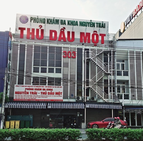 Phòng khám đa khoa Nguyễn Trãi - Thủ Dầu Một bị Sở Y tế đình chỉ hoạt động, trong khi cơ quan công an cũng vào cuộc làm rõ đơn tố giác của người dân cho rằng phòng khám “vẽ bệnh moi tiền” (ảnh chụp ngày 27-12-2023) - Ảnh: BÁ SƠN Phòng khám đa khoa Nguyễn Trãi - Thủ Dầu Một bị Sở Y tế đình chỉ hoạt động. Cơ quan công an cũng vào cuộc làm rõ đơn tố giác của người dân cho rằng phòng khám “vẽ bệnh moi tiền” (ảnh chụp ngày 27-12-2023) - Ảnh: BÁ SƠN