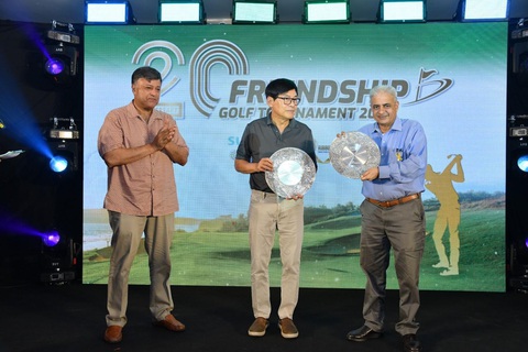 Hành trình 20 năm lan tỏa giá trị chung thông qua Giải Golf Hữu Nghị Suntory PepsiCo VietNam- Ảnh 5. Ông Jahanzeb Khan trao kỷ niệm chương tri ân hai nhà lãnh đạo công ty từ những ngày đầu, người khởi xướng giải golf