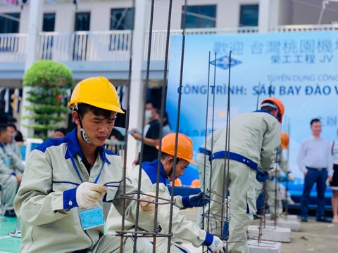 Tiếp nhận hồ sơ đi Đài Loan làm việc trong ngành xây dựng dân dụng- Ảnh 1. Trước khi qua Đài Loan (Trung Quốc), người lao động được kiểm tra kỹ năng lao động. Trong ảnh: Chủ lao động kiểm tra kỹ năng buộc chặt thép. Ảnh: vnmanpower.net