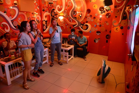 Diện tích phòng hát karaoke là một trong các đề xuất bỏ quy định này - Ảnh: QUANG ĐỊNH Diện tích phòng hát karaoke là một trong các đề xuất bỏ quy định này - Ảnh: QUANG ĐỊNH