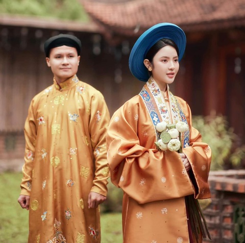Vợ chồng cầu thủ Quang Hải - Chu Thanh Huyền mặc cổ phục chụp ảnh cưới: chú rể mặc áo ngũ thân tay chẽn, cô dâu mặc áo thuộc dạng thức Nhật Bình - Ảnh: LINH LE CHI/NVCC Vợ chồng cầu thủ Quang Hải - Chu Thanh Huyền mặc cổ phục chụp ảnh cưới: chú rể mặc áo ngũ thân tay chẽn, cô dâu mặc áo thuộc dạng thức Nhật Bình - Ảnh: LINH LE CHI/NVCC