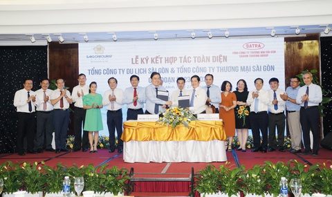 Saigontourist Group và Satra ký hợp tác chiến lược thúc đẩy du lịch, thương mại- Ảnh 1. Lễ ký kết hợp tác giữa hai tổng công ty diễn ra dưới sự chứng kiến của ông Nguyễn Văn Dũng, phó chủ tịch UBND TP HCM - Ảnh: B.V