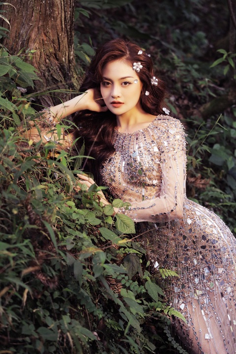 Thùy Anh hóa 'nàng thơ', thử thách tạo dáng giữa trời đông- Ảnh 1. Thùy Anh được nhà thiết kế Hà Duy chọn làm nàng thơ cho bộ sưu tập mới