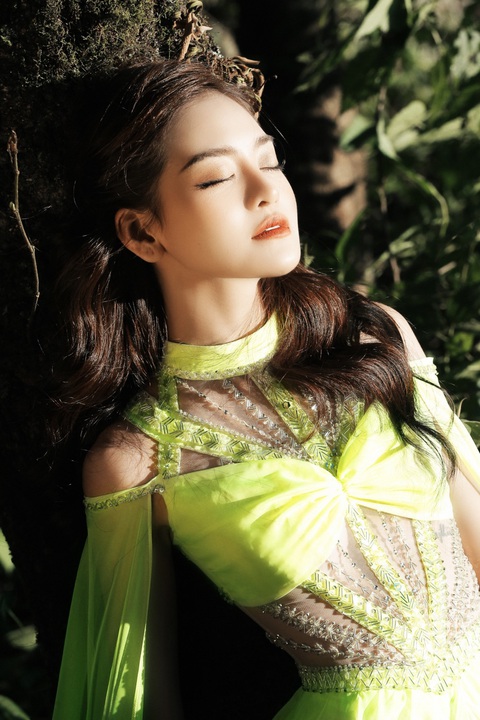 Thùy Anh hóa 'nàng thơ', thử thách tạo dáng giữa trời đông- Ảnh 3. Bản thân Thùy Anh hào hứng với vai trò mới