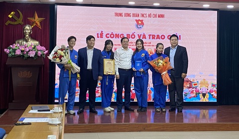 'Cúi chào - Hành động nhỏ, văn hóa lớn' đoạt giải nhất 'Việt Nam trong tôi là'- Ảnh 2. Trao giải nhất cho nhóm tác giả với tác phẩm "Cúi chào - Hành động nhỏ, văn hóa lớn" - Ảnh: HÀ THANH