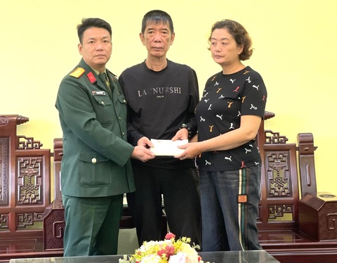 Gần 2,5 tỉ đồng ủng hộ vận động viên Nguyễn Minh Triết đang rất nguy kịch- Ảnh 3. Trung tâm thể thao Quân đội trao tiền ủng hộ VĐV Nguyễn Minh Triết cho gia đình - Ảnh: TDDC VN