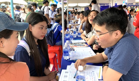 Trường đại học Công nghệ thông tin TP.HCM xét tuyển 3 nhóm phương thức tuyển sinh- Ảnh 1. Học sinh tìm hiểu thông tin tuyển sinh đại học tại Ngày hội tư vấn tuyển sinh - hướng nghiệp 2023 do báo Tuổi Trẻ tổ chức - Ảnh: TRẦN HUỲNH