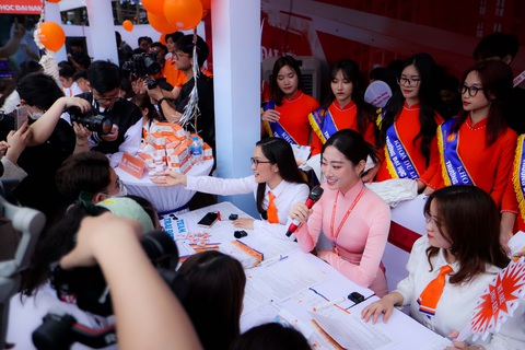 Ngày hội tư vấn tuyển sinh năm 2023 tại Hà Nội thu hút hàng chục nghìn học sinh, phụ huynh tham gia - Ảnh: NGUYỄN KHÁNH Ngày hội tư vấn tuyển sinh năm 2023 tại Hà Nội thu hút hàng chục nghìn học sinh, phụ huynh tham gia - Ảnh: NGUYỄN KHÁNH
