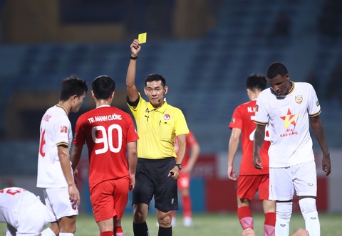 5 sự kiện tiêu biểu của thể thao Việt Nam trong năm 2023- Ảnh 7. Lần đầu tiên V-League được áp dụng công nghệ VAR, giúp trọng tài đưa ra phán quyết chính xác hơn - Ảnh: MINH ĐỨC