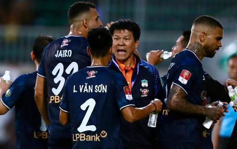 Bí quyết nào giúp Hoàng Anh Gia Lai lột xác trước Hà Nội?- Ảnh 2. Giám đốc kỹ thuật Vũ Tiến Thành chỉ đạo trực tiếp cho cầu thủ Hoàng Anh Gia Lai - Ảnh: MINH TRẦN