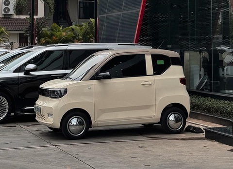 Top xe rẻ nhất ra mắt Việt Nam năm 2023: Tiền mua Kia Carnival đủ mua 5 chiếc cộng lại- Ảnh 2. Động cơ cho công suất gần 27 mã lực, nhỉnh hơn một chút so với chiếc xe tay ga Honda SH 300i (25 mã lực). Phạm vi hoạt động có thể lên tới 170km. Thời gian sạc đầy pin khoảng 9 tiếng - Ảnh: Đại lý Wuling/Facebook
