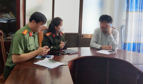 Rà soát hướng dẫn viên Hàn Quốc làm ‘chui’ ở Đà Lạt- Ảnh 1. Cơ quan công an làm việc với ông K.D., hướng dẫn viên người Hàn Quốc - Ảnh: M.V.