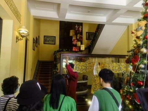 Rà soát hướng dẫn viên Hàn Quốc làm ‘chui’ ở Đà Lạt- Ảnh 2. Hướng dẫn viên Hàn Quốc tự thuyết minh cho du khách tại Dinh Bảo Đại - Ảnh: M.V.
