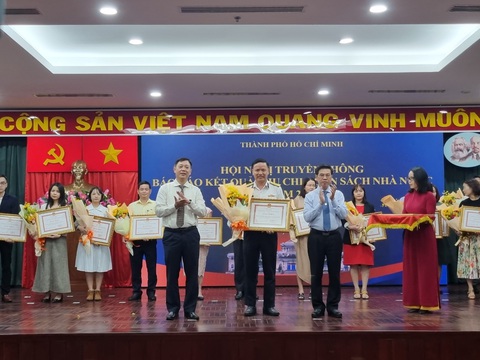 Thu ngân sách TP.HCM năm 2023 mới đạt 95,07%- Ảnh 1. Phó chủ tịch UBND TP.HCM Nguyễn Văn Dũng trao bằng khen cho các doanh nghiệp có thành tích xuất sắc trong nộp ngân sách nhà nước năm 2023 - Ảnh: A.H