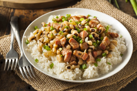 Ảnh: Brent Hofacker/Shutterstock Hoppin’ John là một món ăn truyền thống trong năm mới ở miền Nam nước Mỹ. Nguyên liệu gồm đậu Hà Lan hoặc đậu mắt đen (tượng trưng cho đồng xu), thịt heo. Người Mỹ thường dùng với cơm, ăn kèm với cải rổ, bánh ngô. Người địa phương quan niệm món ăn này đem lại may mắn trong năm mới - Ảnh: Shutterstock.