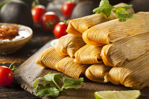10 món ăn may mắn để đón năm mới- Ảnh 4. Tamales là bánh làm bằng bột ngô nhân thịt, phô mai và các nguyên liệu khác, được gói trong lá chuối hoặc vỏ ngô. Món ăn này xuất hiện trong các dịp đặc biệt ở Mexico nhưng kỳ nghỉ lễ là thời điểm thích hợp để thưởng thức. Bánh thường ăn kèm với menudo, một món nước chế biến từ nội tạng bò cùng với một số loại rau trong vòng 7 đến 10 giờ và rất tốt cho người say rượu - Ảnh: Shutterstock.