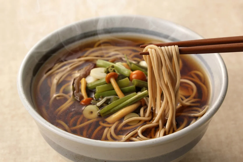 10 món ăn may mắn để đón năm mới- Ảnh 7. Các gia đình Nhật Bản thường ăn mì soba làm từ bột kiều mạch vào đêm giao thừa để tạm biệt một năm đã qua và chào đón năm mới sắp đến. Truyền thống này có từ thế kỷ 17 và những sợi mì dài tượng trưng cho sự trường thọ và thịnh vượng - Ảnh: Shutterstock.