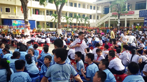 Khánh Hòa có bắt buộc học sinh học ngoại khóa STEM, toán tính nhanh?- Ảnh 1. Học sinh Trường Tiểu học Phước Tiến, TP Nha Trang (Khánh Hòa) với hoạt động ngoại khóa vào một dịp Tết Trung thu tại trường - Ảnh: PHAN SÔNG NGÂN