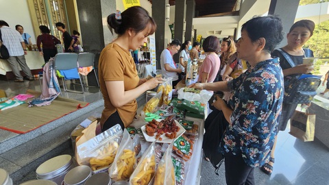 Người Sài Gòn trải nghiệm làm chè, bánh dân gian, mua sắm đặc sản tại Hội trường Thống Nhất- Ảnh 3. Hồng sấy Đà Lạt được nhiều thực khách quan tâm - Ảnh: N.TRÍ