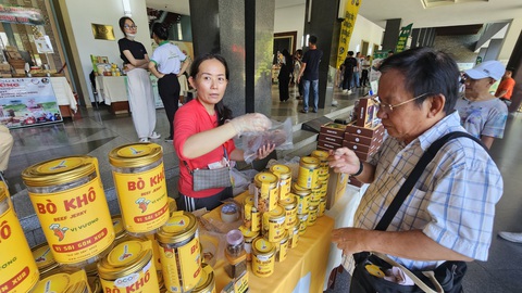 Người Sài Gòn trải nghiệm làm chè, bánh dân gian, mua sắm đặc sản tại Hội trường Thống Nhất- Ảnh 2. Bò khô, bánh mứt... được một đơn vị đến từ Đồng Nai mang đến chương trình - Ảnh: N.TRÍ