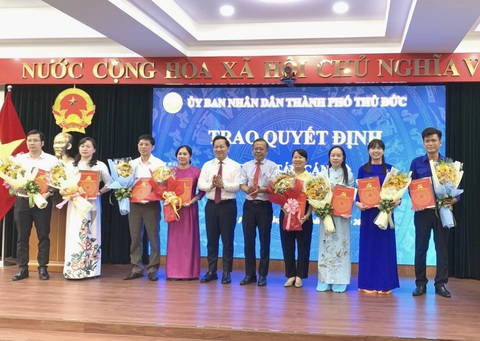 TP Thủ Đức bổ sung 9 phó chủ tịch phường, hoàn thiện nhân sự theo nghị quyết 98- Ảnh 1. Lãnh đạo TP Thủ Đức trao quyết định cho các nhân sự - Ảnh: N.Q.