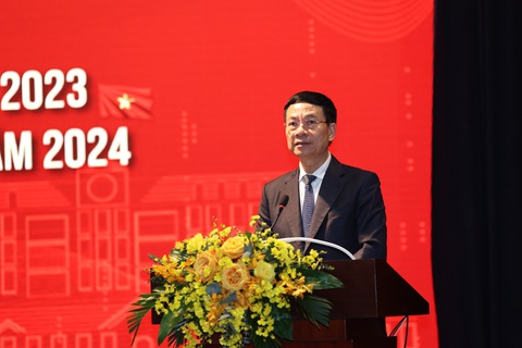 Bộ trưởng Nguyễn Mạnh Hùng: Năm 2024 là năm ứng dụng mạnh mẽ AI và trợ lý ảo- Ảnh 2. Bộ trưởng Bộ Thông tin và Truyền thông Nguyễn Mạnh Hùng kêu gọi năm 2024 các bộ ngành và địa phương hãy dành sự quan tâm đặc biệt để phát triển các ứng dụng AI - Ảnh: PHẠM PHONG