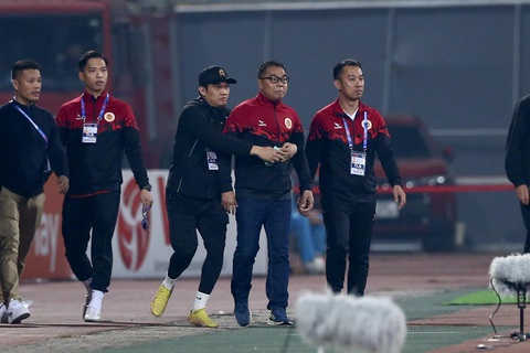 'Vua thẻ' của V-League lại là một HLV- Ảnh 3. Các trợ lý ngăn ông Trần Tiến Đại phản ứng trọng tài ở vòng 8 V-League 2023-2024 - Ảnh: HOÀNG TÙNG