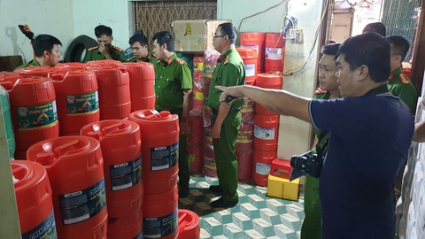 Công an kiểm tra kho chứa dầu nhớt giả của các đối tượng - Ảnh: Công an cung cấp Công an kiểm tra kho chứa dầu nhớt giả của các đối tượng - Ảnh: Công an cung cấp