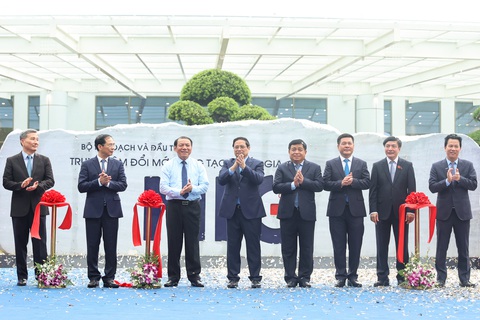 10 dấu ấn nổi bật trong phát triển kinh tế - xã hội năm 2023- Ảnh 11. Thủ tướng Phạm Minh Chính và các đại biểu cắt băng khánh thành Trung tâm Đổi mới sáng tạo quốc gia - Ảnh: VGP/Nhật Bắc