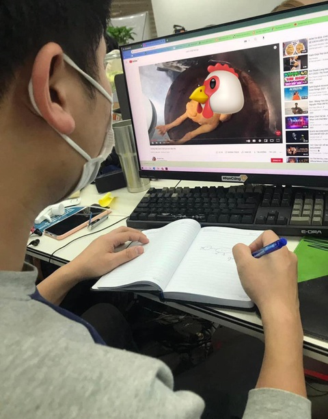 Ảnh vui 29-12: Nỗi ám ảnh của bao thế hệ học trò - Sổ liên lạc!- Ảnh 5. Thanh niên học lớp "bổ túc" chặt gà trước khi về ra mắt gia đình vợ sắp cưới.