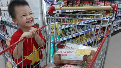 Quả trứng nên duyên vợ chồng- Ảnh 1. Con trai chúng tôi chọn mua trứng Ba Huân tại siêu thị - Ảnh: VĂN HÀO