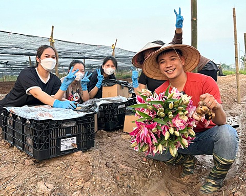 Anh Nguyễn Thế Anh tận dụng mạng xã hội để bán hoa - Ảnh: NVCC Anh Nguyễn Thế Anh tận dụng mạng xã hội để bán hoa - Ảnh: NVCC