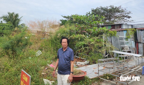 Vì sao chủ tịch huyện cưỡng chế sai không bồi thường 200 triệu?- Ảnh 1. Ông Lê Văn Điện cho rằng chính quyền cưỡng chế nhà của ông vào tháng 5-2022 trước rồi mới ký quy hoạch sắp xếp nhà, đất do huyện An Biên quản lý tháng vào 11-2022 - Ảnh: BỬU ĐẤU