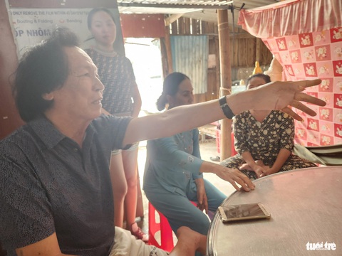 Vì sao chủ tịch huyện cưỡng chế sai không bồi thường 200 triệu?- Ảnh 2. Ông Lê Văn Điện (bìa trái) khẳng định nếu chính quyền không bồi thường 200 triệu đồng thì tòa án tỉnh Kiên Giang phải xử lý theo đơn khởi kiện là bồi thường 370 triệu đồng - Ảnh: BỬU DẤU