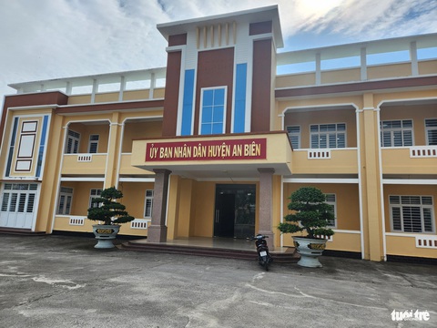 Vì sao chủ tịch huyện cưỡng chế sai không bồi thường 200 triệu?- Ảnh 3. Lãnh đạo UBND huyện An Biên đã có văn bản yêu cầu tòa án tỉnh Kiên Giang xử lý theo đúng quy định pháp luật, vì đất nằm trong quy hoạch và đất này đang bị tranh chấp - Ảnh: BỬU ĐẤU