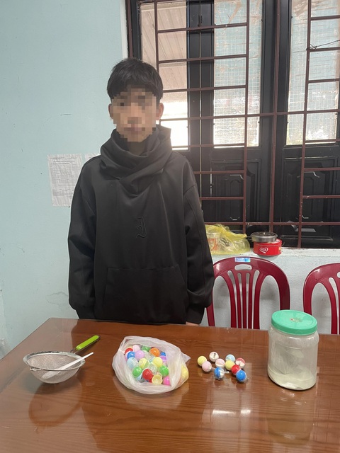 Báo động học sinh tự chế pháo nổ bán cho bạn bè- Ảnh 1. Nam sinh 15 tuổi bị phát hiện tự chế pháo nổ tại nhà - Ảnh: Công an xã Triệu An