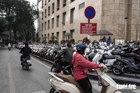 Hà Nội chưa cho thuê vỉa hè vào tháng 1-2024- Ảnh 1. Xe cộ đỗ tràn lan trên vỉa hè phố Ngô Quyền - Trần Quang Khải ngay dưới biển cấm dừng đỗ - Ảnh: NAM TRẦN