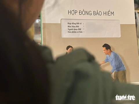 Lần đầu tiên doanh thu phí bảo hiểm đi lùi- Ảnh 1. Khủng hoảng niềm tin lan rộng khi người dân tố bị tư vấn mập mờ, bị chuyển từ tiền gửi tiết kiệm sang bảo hiểm nhân thọ - Ảnh: BÔNG MAI