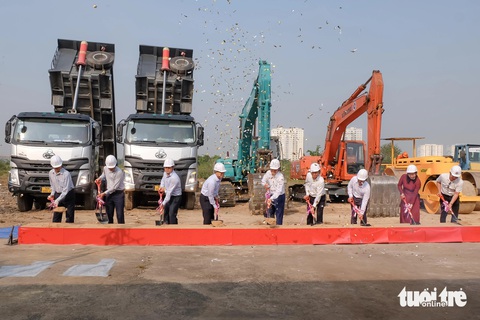 Sau hai thập kỷ bị treo, dự án tái định cư quy mô 38ha tại quận 12 chính thức 'hồi sinh'- Ảnh 1. Lãnh đạo TP.HCM và lãnh đạo quận 12 thực hiện nghi thức khởi công dự án tái định cư - Ảnh: PHƯƠNG NHI