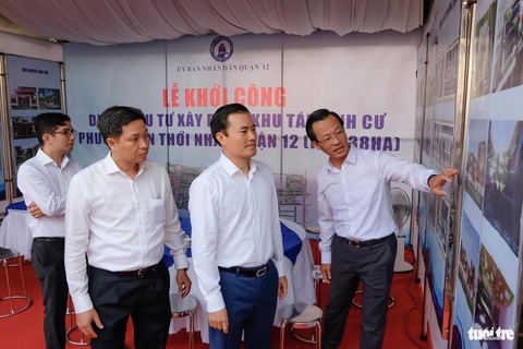 Sau hai thập kỷ bị treo, dự án tái định cư quy mô 38ha tại quận 12 chính thức 'hồi sinh'- Ảnh 3. Ông Bùi Xuân Cường, phó chủ tịch UBND TP.HCM (thứ hai, từ phải sang) theo dõi hình ảnh các hạng mục đã được đầu tư thuộc khu tái định cư 38ha phường Tân Thới Nhất, quận 12 - Ảnh: PHƯƠNG NHI