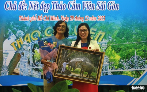 Tắm voi đoạt giải nhất thi ảnh kỷ niệm 160 năm Thảo cầm viên Sài Gòn- Ảnh 5. Bà Huỳnh Thu Thảo trao giải cho tác giả có tác phẩm đoạt giải nhất - Ảnh: LÊ PHAN