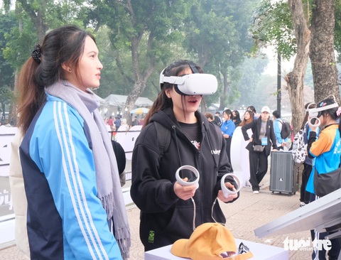 Hào hứng trải nghiệm thực tế ảo địa chỉ đỏ ở Hà Nội- Ảnh 1. Bạn trẻ trải nghiệm không gian thực tế ảo địa chỉ đỏ ở Hà Nội - Ảnh: HÀ THANH