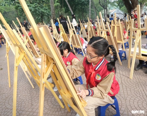 Hào hứng trải nghiệm thực tế ảo địa chỉ đỏ ở Hà Nội- Ảnh 4. Thiếu nhi thủ đô tham gia vẽ tranh quốc tế - Ảnh: HÀ THANH