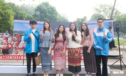Hào hứng trải nghiệm thực tế ảo địa chỉ đỏ ở Hà Nội- Ảnh 5. Du học sinh Lào chụp ảnh cùng sinh viên Việt Nam - Ảnh: HÀ THANH