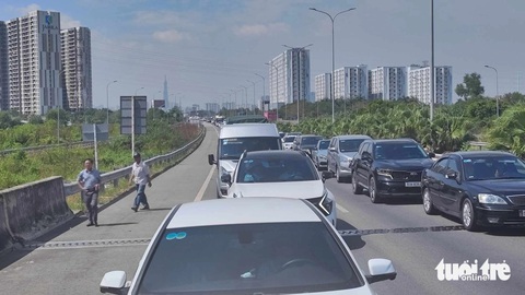 Xe xếp hàng dài trên cao tốc TP.HCM - Long Thành - Dầu Giây- Ảnh 1. Xe không di chuyển được trên cao tốc TP.HCM - Long Thành - Dầu Giây sau sự cố, tài xế xuống đường quan sát tình hình - Ảnh: HOÀNG TUẤN
