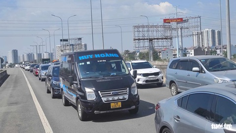 Xe xếp hàng dài trên cao tốc TP.HCM - Long Thành - Dầu Giây- Ảnh 2. Đoàn xe nối dài trên cao tốc TP.HCM - Long Thành - Dầu Giây trưa 29-12 - Ảnh: HOÀNG TUẤN