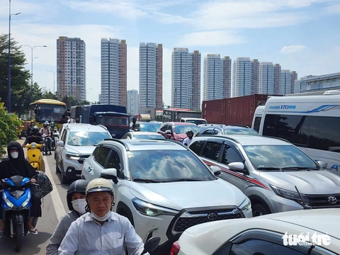 Xe kẹt cứng trên đường Mai Chí Thọ, TP Thủ Đức kẹt cứng, trưa 29-12 - Ảnh: MINH HÒA Xe kẹt cứng trên đường Mai Chí Thọ, TP Thủ Đức kẹt cứng trưa 29-12 - Ảnh: MINH HÒA