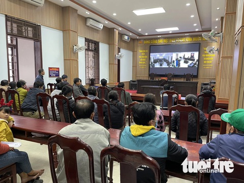 Nhân viên ngân hàng làm giả hồ sơ chiếm 16,22 tỉ, hàng trăm người dân bị giam sổ đỏ- Ảnh 2. Số bị hại đông, tòa án phải bố trí phòng thứ 2 truyền trực tiếp phiên xử qua màn hình - Ảnh: HOÀNG TÁO